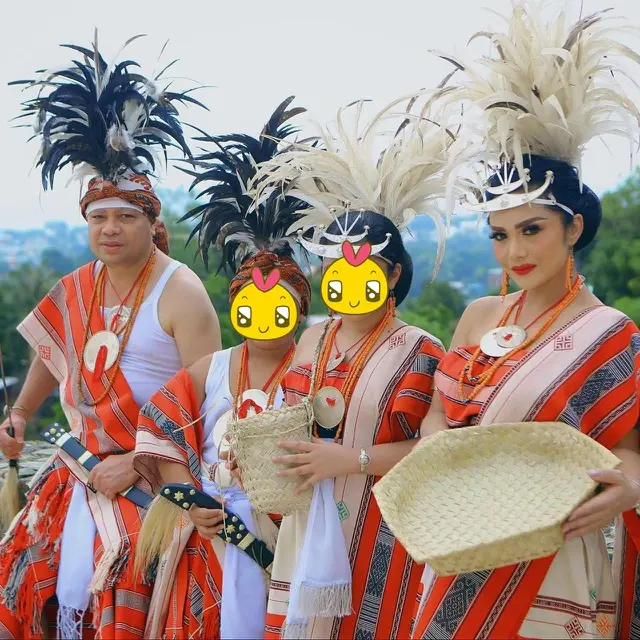 Potret Kompak 6 Keluarga Artis Tanah Air Pakai Baju Adat, Anggun dan Gagah