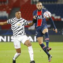 Pemain PSG, Layvin Kurzawa, berebut bola dengan pemain Manchester United, Anthony Martial, pada laga Liga Champions di Stadion Parc des Princes, Rabu (21/20/2020). MU menang dengan skor 2-1. (AP/Michel Euler)