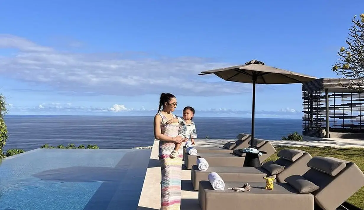 Dalam potret tersebut, Nikita mengenakan dress bodycon tanpa lengan dengan warna colorfull.  (@nikitawillyofficial94)