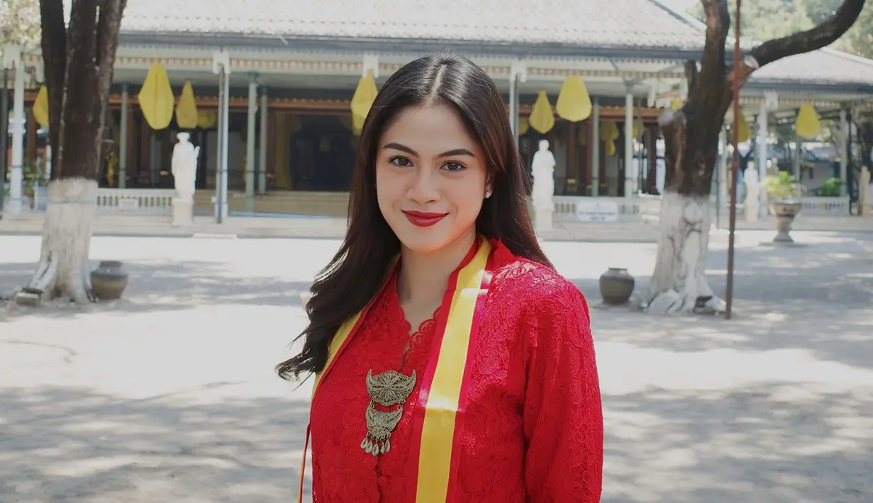 Mengunjungi Keraton Solo, Hana Saraswati tampil menawan dengan mengenakan kebaya merah. Abadikan momen di Keraton Solo yang penuh sejarah, momen ini pun menuai banyak tanggapan dari para penggemar di media sosial Instagramnya.  (Liputan6.com/IG/@hanahaho)