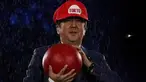 PM Jepang, Shinzo Abe mengenakan topi khas Mario Bros ketika upacara penutupan Olimpiade Rio 2016 di stadion Maracana, Rio de Janeiro, Minggu (21/8). Shinzo Abe sempat menyamar menjadi Mario Bros untuk mempromosikan Olimpiade Tokyo 2020. (Leon Neal/AFP)