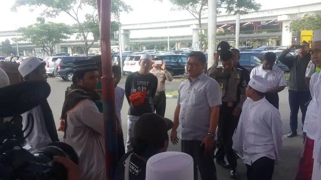 Massa penjemput Rizieq Shihab di Bandara Soekarno-Hatta. (Liputan6.com/Putu Merta)