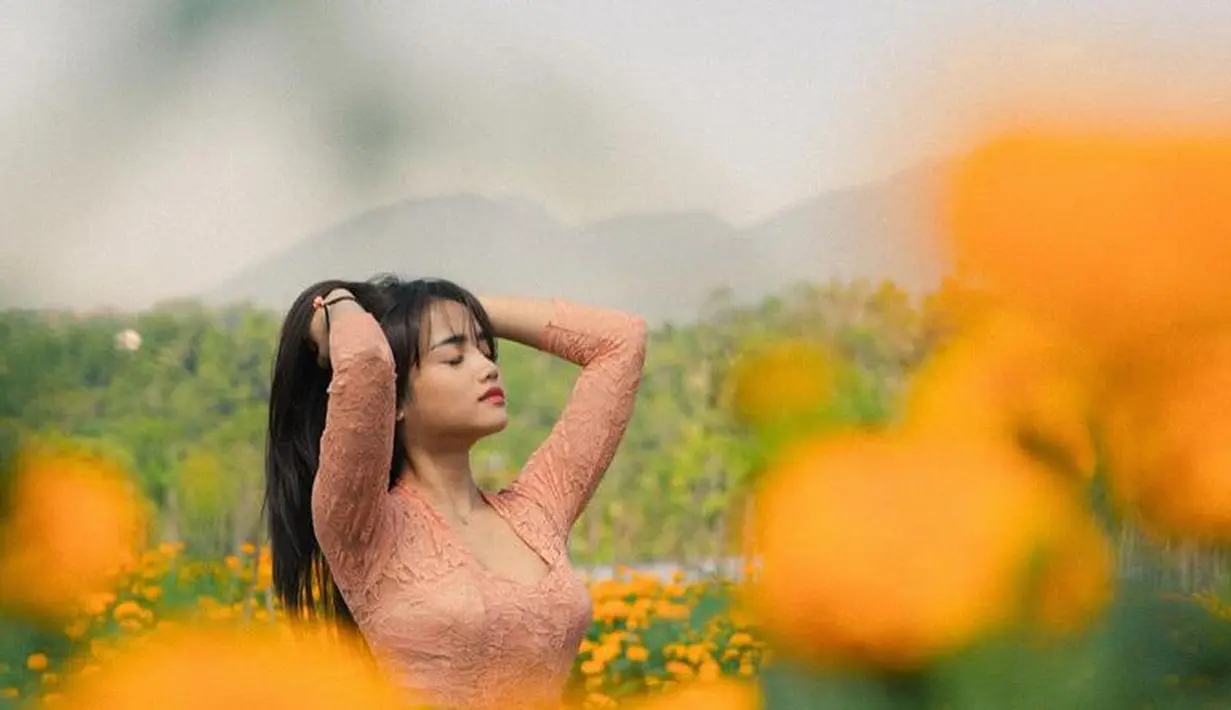 Potret Fuji An Dibalut Kebaya.  [@fuji_an]