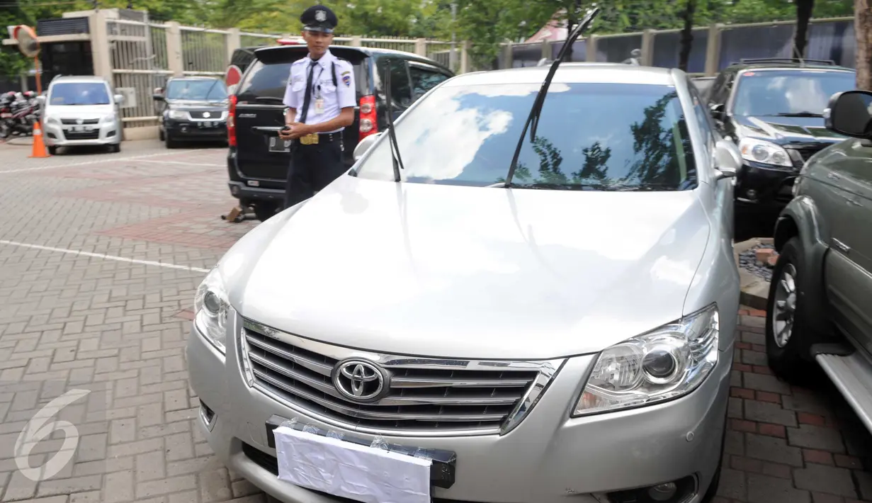 Tampak mobil Toyota Camry terparkir di halaman Gedung KPK, Jakarta, Senin (15/2). Mobil ini diamankan saat petugas KPK melakukan OTT terhadap Kepala Sub Direktorat Kasasi dan PK Perdata dan Khusus MA, Andri Tristianto Sutrisna. (Liputan6.com/Helmi Afandi)