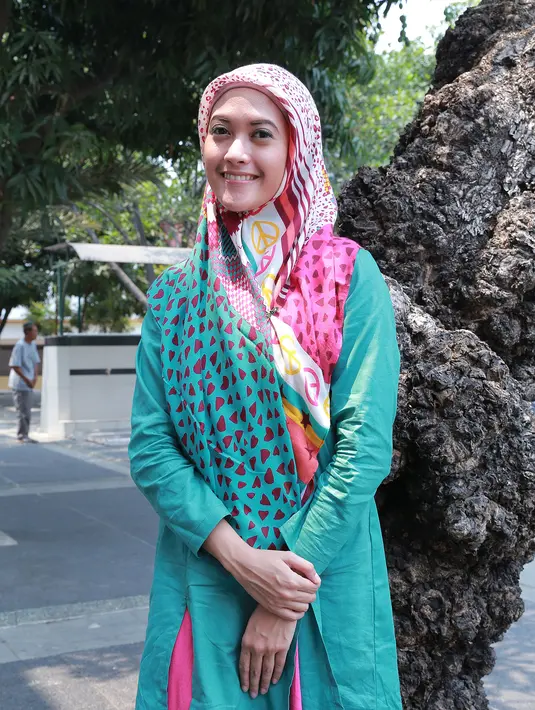 Model sekaligus aktris Adhitya Putri kini tampil lebih islami dengan berhijab. (Galih W. Satria/Bintang.com)