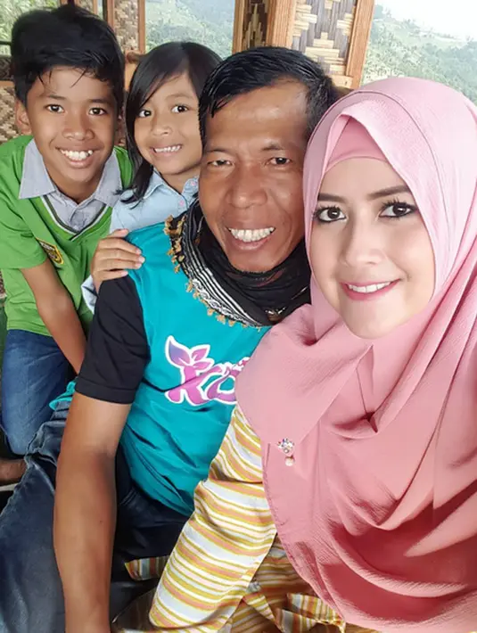 "Alhamdulillah,,, smga menjadi anak yg sholeh, yg berbakti pd ke 2 org tua, berguna bagi org banyak... Aamiin Ya Rabbal'allamin ...selamat ya mba @meggykiwil," tulis roemah_umi. (Instagram/meggykiwil)