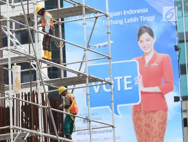 Pekerja tengah mengerjakan proyek transportasi di Jakarta, Jumat (1/12). BPS menyatakan bahwa hingga Agustus 2017, penyerapan tenaga kerja RI masih didominasi oleh penduduk bekerja yang berpendidikan rendah, dari SMP ke bawah. (Liputan6.com/Angga Yuniar)