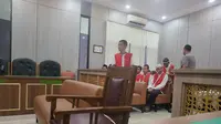 Terdakwa kasus penipuan modus polisi gadungan, Yoga Prasetyo jalani sidang tuntutan di Pengadilan Negeri Depok. (Foto: Istimewa)