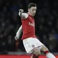 Pemain Arsenal, Mesut Ozil menjadi pemain bergaji tinggi di Arsenal dengan bayaran perminggu sekitar 300.000 pound sterling dan menerima durasi kontrak hingg 2021. (AP/Matt Dunham)