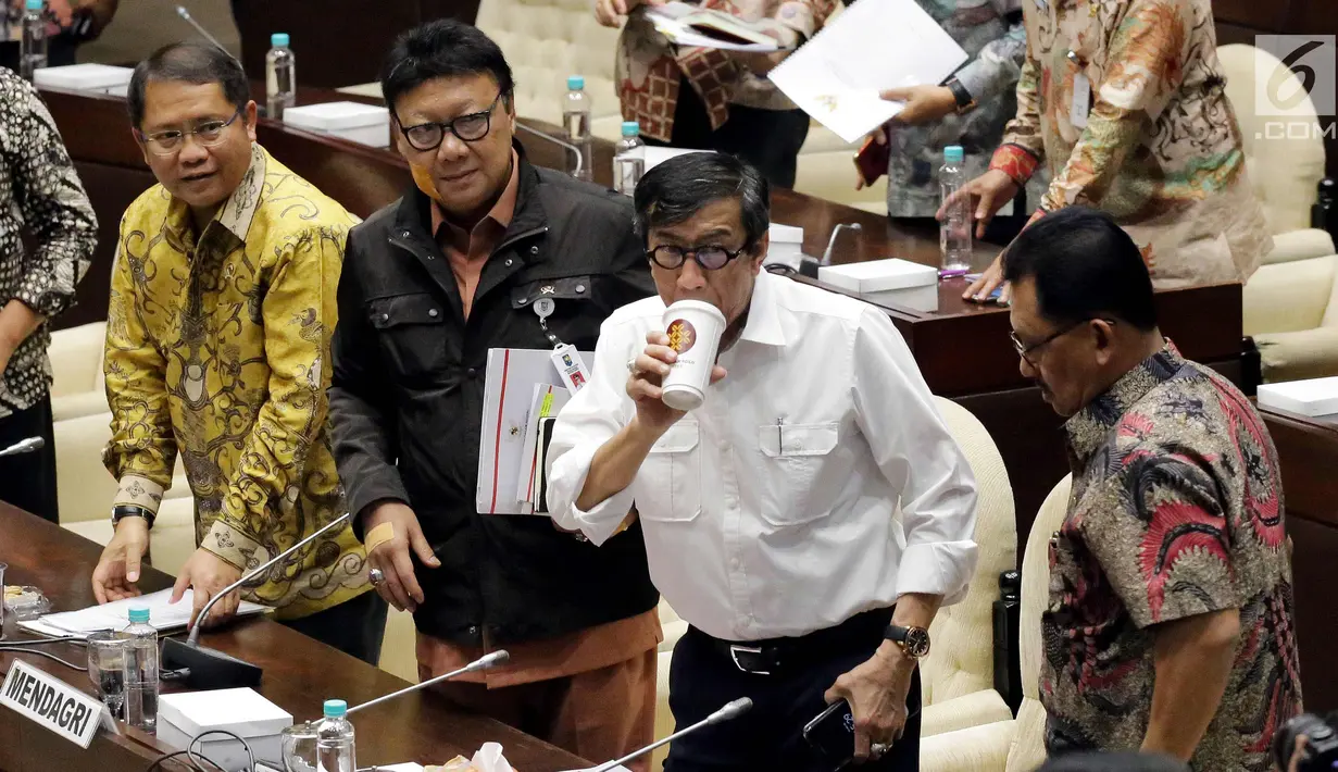 Menkominfo Rudiantara (kiri) berbincang dengan Mendagri Tjahjo Kumolo (tengah) dan Menkumham Yasonna Laoly usai rapat RUU Ormas, Jakarta, Jumat (20/10). Pengesahan RUU Ormas tingkat satu ditunda Senin (23/10). (Liputan6.com/Johan Tallo)