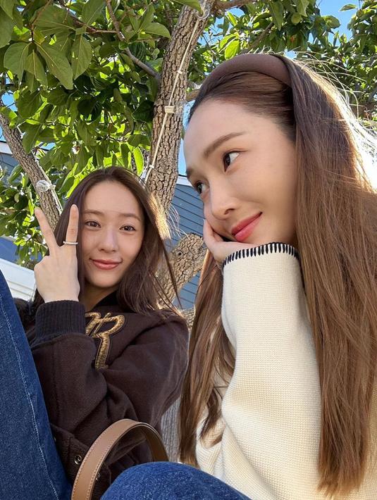 Berlibur bersama di cuaca yang cerah, membuat Jessica dan Krystal tampak menikmati hari di ruang terbuka. Terlihat keduanya istirahat sambil duduk di bawah pohon rindang. Rambut panjang yang tersibak semilir angin membuat pesona mereka memukau para penggemar. (Liputan6.com/IG/@jessica.syj)