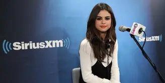 Beberapa minggu belakangan ini kisah cinta Taylor Swift kembali tersorot, namun sayangnya dirahasiakan dari publik, termasuk sahabat mereka. Lalu, bagaimana dengan Selena Gomez yang merupakan sahabat karib Taylor? (AFP/Bintang.com)