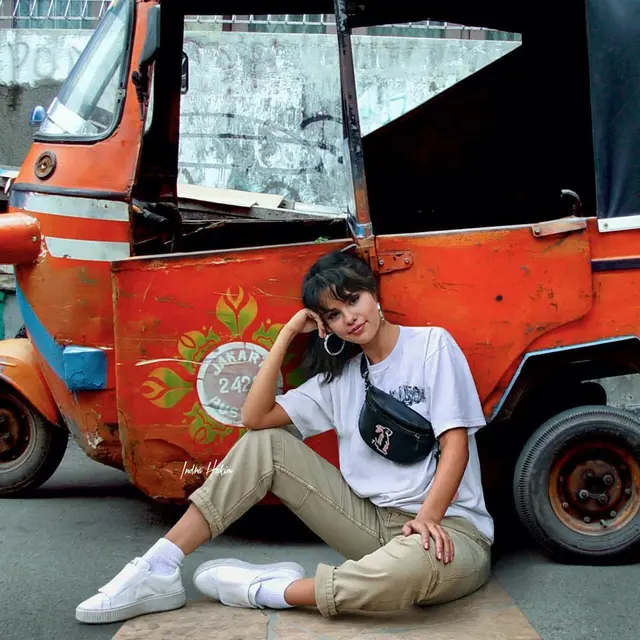 6 Editan Foto Selena Gomez Jadi Orang Indonesia Ini Bikin Ngakak