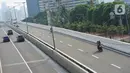 Pengendara sepeda motor melintasi Jalan Layang Non-Tol (JLNT) Kampung Melayu-Tanah Abang di Jakarta, Selasa (9/6/2020). Kurangnya penindakan pelanggar lalu lintas menyebabkan sebagian pemotor nekat menerobos JLNT, meskipun perilaku tersebut membahayakan keselamatan. (Liputan6.com/Immanuel Antonius)