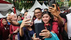 Gubernur Jawa Barat Ridwan Kamil berswafoto bersama warga saat acara Family Day Artha Graha Peduli (AGP) di Pasar Akhir Pekan SCBD, Jakarta, Minggu (25/11). Ridwan Kamil menyempatkan berolahraga sebelum bertolak ke Bandung. (Liputan6.com/Fery Pradolo)