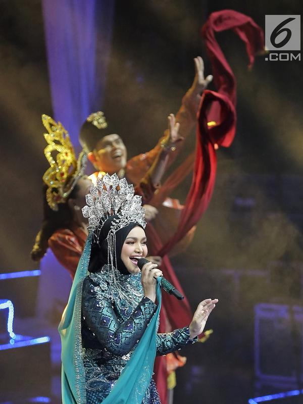 Penampilan penyanyi Siti Nurhaliza saat menggelar konser 'Dato Sri Siti Nurhaliza on Tour' di Istora Senayan, Jakarta, Kamis (21/2). Siti membawakan sejumlah lagu di antaranya Joget Berhibur, Joget Kasih Tak Sudah, dan Nirmala. (Fimela.com/Bambang E Ros)