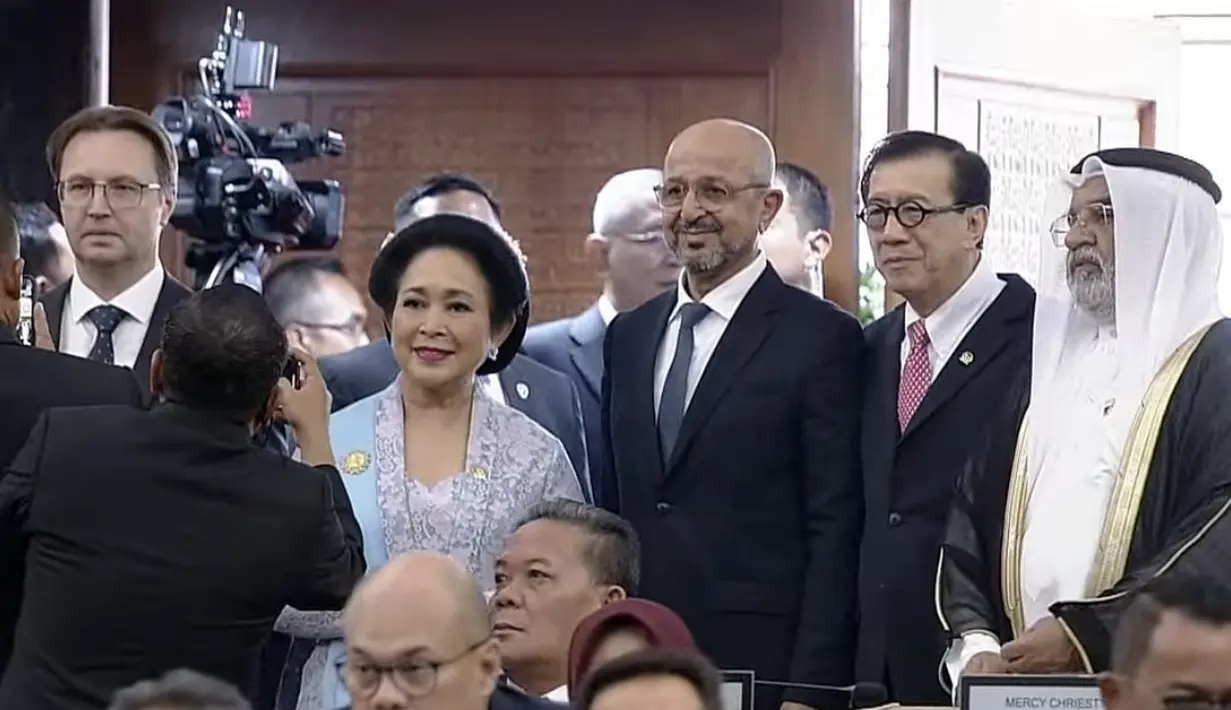 Tampak Titiek pun berfoto bersama dengan perwakilan negara lain. Ia pun berpose dengan wajah tersenyumnya. [Youtube MPR]