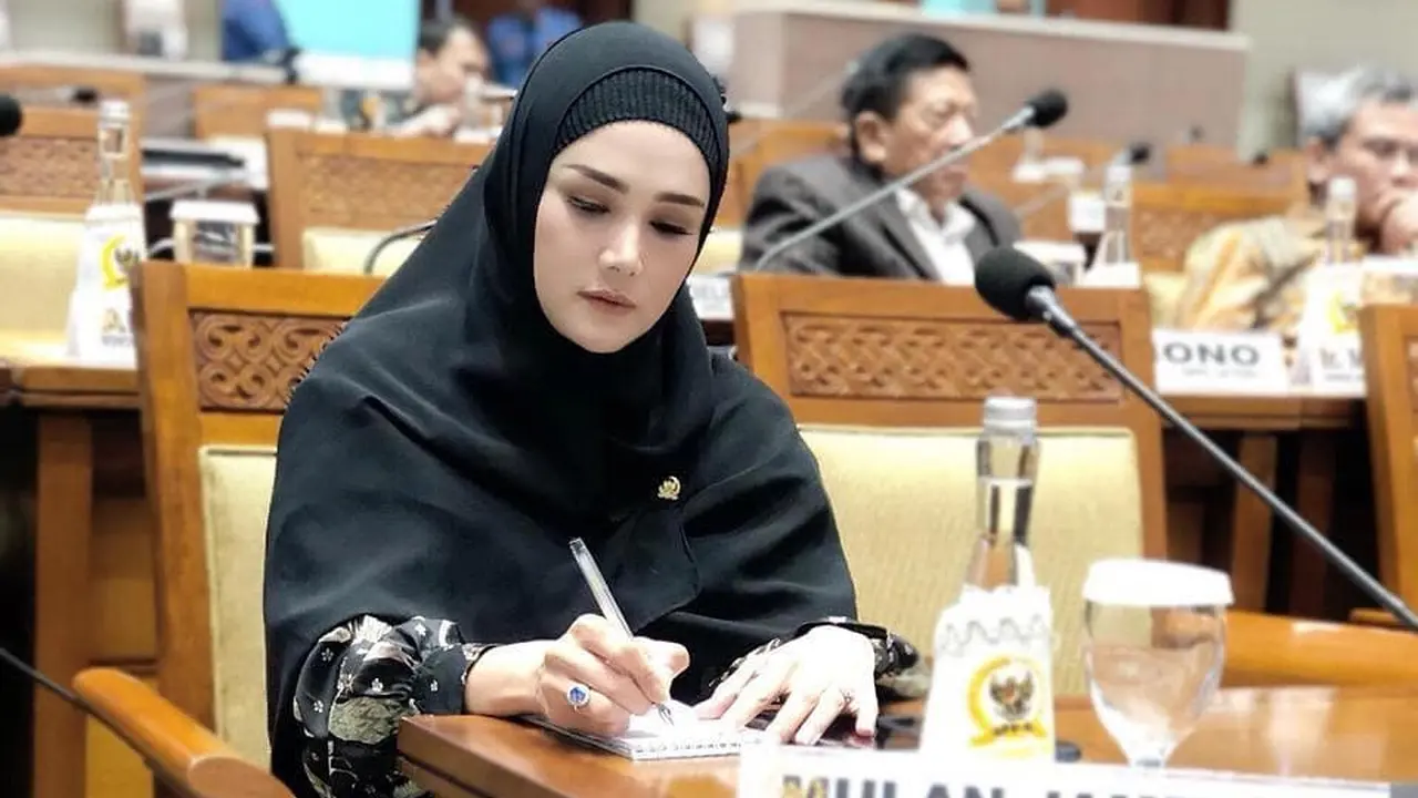 7 Gaya Mulan Jameela Jalani Hari Jadi Anggota DPR, Selalu Jadi Sorotan