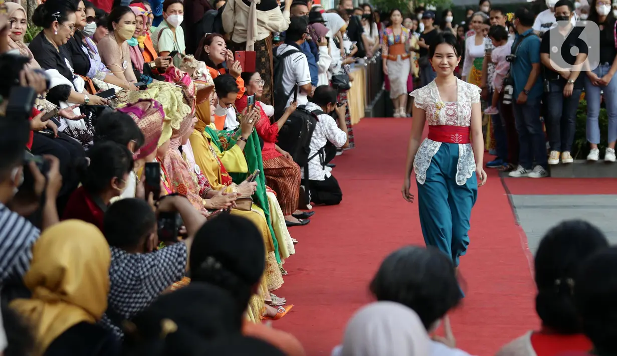 Model memeragakan busana kebaya milenial rancangan Lenny Agustin saat peragaan busana kebaya di area Gedung Sarinah, Jakarta, Sabtu (13/8/2022). Sejumlah komunitas mengadakan peragaan busana kebaya untuk mendukung penetapan Hari Kebaya Nasional. (Liputan6.com/Helmi Fithriansyah)