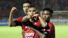 Pemain Semen Padang saat merayakan gol ke gawang lawan. (Bola.com/Arya Sikumbang)
