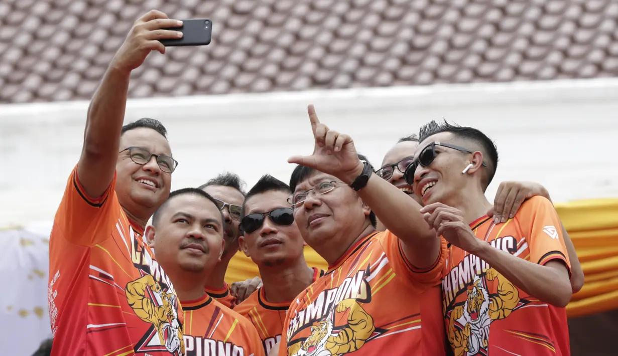Gubernur DKI, Anies Baswedan, foto bersama pemain Persija Jakarta di Balai Kota, Jakarta, Sabtu (15/12). Pawai tersebut untuk merayakan keberhasilan Persija meraih gelar Juara Liiga 1 Indonesia. (Bola.com/M Iqbal Ichsan)