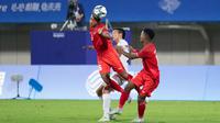 Pemain Timnas Indonesia U-24,&nbsp;Mohammad Haykal Alhafiz (kiri), melakukan duel udara dengan&nbsp;pemain Kirgistan dalam laga Grup F Asian Games 2022 yang digelar di Zhejiang Normal University East Stadium, Jinhua, China, Selasa (19/9/2023) malam WIB. (Dok. NOC Indonesia)