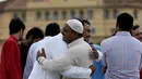 Warga muslim saling berpelukan setelah salat Idul Adha di Kolombo, Sri Lanka (12/9). (REUTERS / Dinuka Liyanawatte)