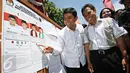 Menteri Pendayagunaan Aparatur Negara dan Reformasi Birokrasi Yuddy Chrisnandi (kiri) bersama Walikota Depok Nur Mahmudi Ismail memantau TPS Kampung Pilkada RW 03 di Depok, Jawa Barat, Rabu (9/12). (Liputan6.com/Immanuel Antonius)