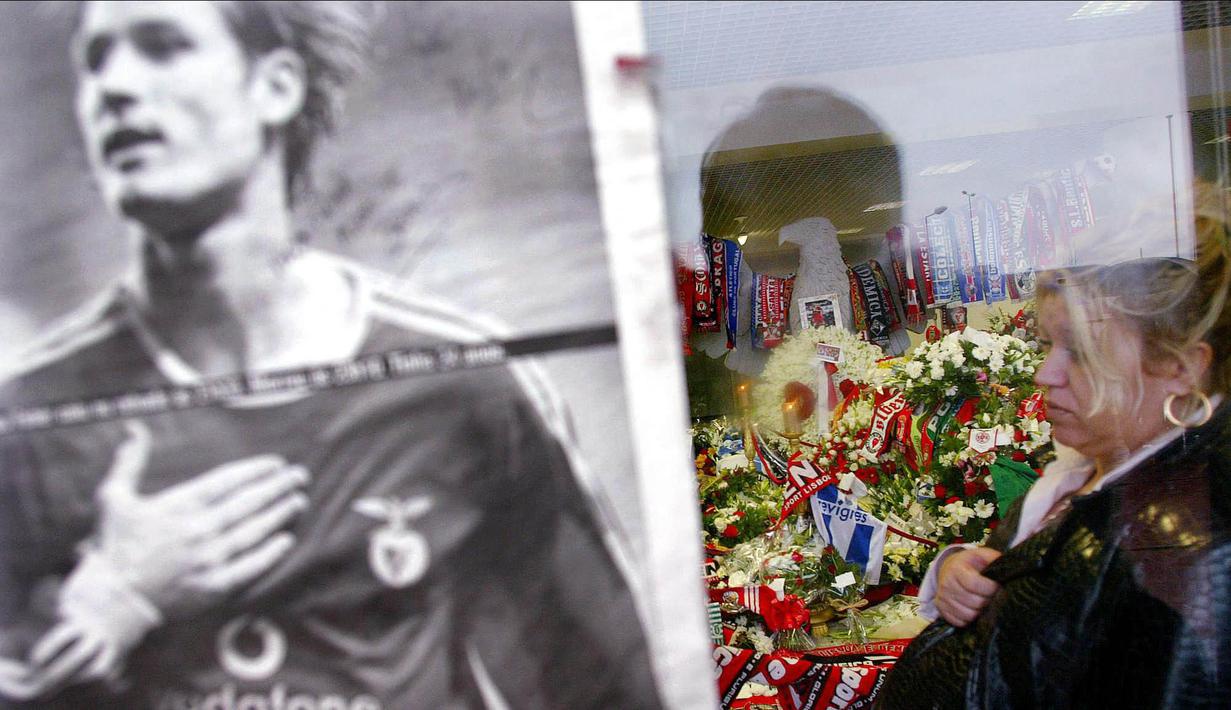 Sepanjang hidupnya, Miklos Feher hanya mampu mempersembahkan 1 gelar untuk Benfica, yaitu Taça de Portugal 2003/04. Namun, nama striker asal Hungaria tersebut abadi di Estadio da Luz. (Foto: AFP/Miguel Riopa)