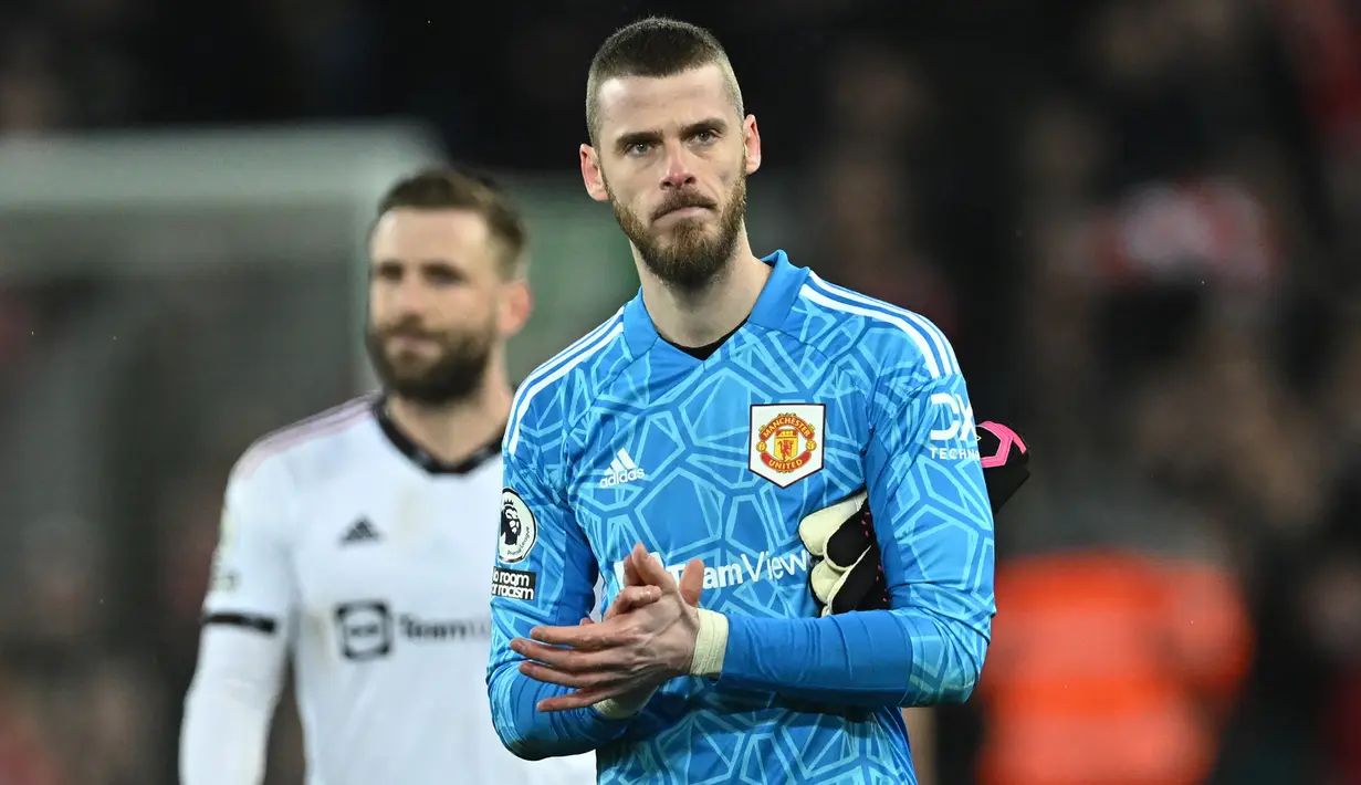 Reaksi kecewa kiper Manchester United, David De Gea setelah dikalahkan Liverpool pada laga Liga Inggris 2022/2023 di Anfield Stadium, Liverpool (5/3/2023). David De Gea langsung menjadi kiper nomor satu Manchester United saat didatangkan pada 2011/2012. Sempat lama menjadi kiper utama Timnas Spanyol, posisinya tergeser oleh Unai Simon sejak UEFA Nations League 2020. Hingga kini ia telah mengoleksi 45 caps sejak debut pada 7 Juni 2014. (AFP/Paul Ellis)