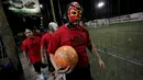 Pegulat bersiap untuk bermain futsal di Monterrey, Meksiko (29/2). Sejumlah pegulat profesional Meksiko mencoba hal baru bermain futsal untuk bersantai dan melatih kebugaran serta menjalin persahabatan di antara pegulat. (REUTERS/Daniel Becerril)