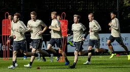 Para pemain Ajax Amsterdam melakukan pemanasan dalam sesi latihan tim di Sports park De Toekomst, Belanda (9/4). Ajax akan bertanding melawan wakil Italia Juventus pada leg pertama babak perempatfinal Liga Champions di Johan Cruyff Arena. (AFP Photo/ANP/Robin van Lonkhuijsen)