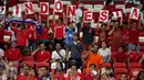 Ratusan suporter timnas Indonesia U-23 terus memberikan dukungan buat Evan Dimas dkk saat laga melawan Thailand di semifinal sepak bola SEA Games ke-28 di National Stadium Singapore, (13/6/2015). Indonesia kalah 0-5. (Liputan6.com/Helmi Fithriansyah)