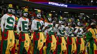 Suporter Senegal saat mendukung negaranya pada laga Grup A Piala Dunia 2022 melawan Belanda di Al-Thumama Stadium, Doha, Senin (21/11/2022). (AFP/Ozan Kose)