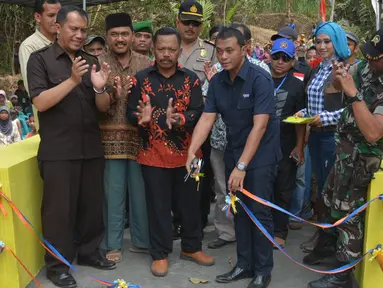 Pemotongan pita sebagai tanda diresmikannya Jembatan Asa ke-4 pemirsa SCTV di Desa Blayu, Jawa Timur, Minggu (8/11/2015). Warga kini dapat menyeberang dengan leluasa dan tidak perlu lagi meniti jembatan bambu yang sudah usang. (Foto: Doni Arianto)