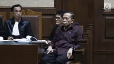 Ekspresi mantan anggota Komisi XI DPR F-Partai Demokrat Amin Santono saat sidang lanjutan kasus dugaan suap APBN-P 2018 di Pengadilan Tipikor, Jakarta, Kamis (11/10). Sidang beragendakan mendengarkan keterangan empat saksi. (Liputan6.com/Herman Zakharia)