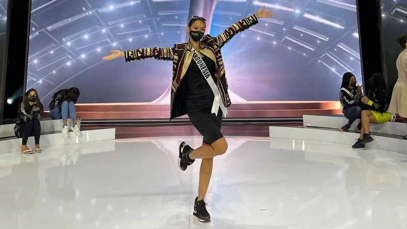Ayu Maulida Kenakan Tapis Lampung Jelang Grand Final Miss Universe 2020