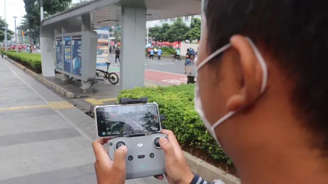 Pemprov DKI menggelar Operasi Tangkap Tangkap (OTT) secara konvensional dengan membuka posko dan menggunakan drone terhadap pelanggar yang membuang sampah sembarangan.