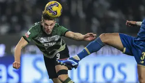 Pemain Sporting CP, Viktor Gyokeres (kiri) pernah memperkuat Brighton namun pemain asal Swedia itu cuma dimainkan di kompetisi piala. Kini Gyokeres sudah mencetak 17 gol dan membuat delapan assist dari 20 pertandingan musim ini. Performa apiknya tersebut mampu menarik perhatian klub-klub Premier League. Arsenal, Chelsea, Fulham dan West Ham sudah dikaitkan dengan sang pemain. (AFP/Patricia De Melo Moreira)