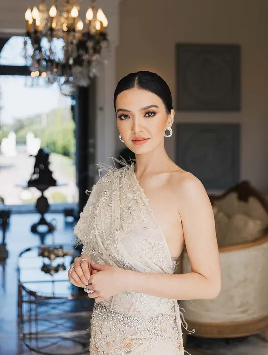 Menghadirkan tampilan yang lebih sleek dan clean, Raline menggulung rambutnya dengan gaya low-bun. Makeup bernuansa kecokelatan yang hangat juga membuat Raline semakin terlihat menawan, dengan detail tambahan aksesori; anting dan cincin dari Adelle Jewellery. Foto: Instagram.