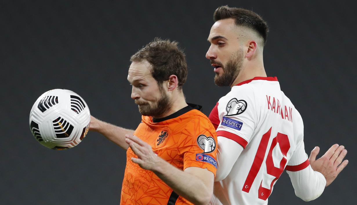 Gelandang Belanda, Daley Blind, duel udara dengan pemain Turki, Kenan Karaman, pada laga kualifikasi Piala Dunia 2022 di Stadion Olimpiade Ataturk, Kamis (25/3/2021). Turki menang dengan skor 4-2. (Murad Sezer/Pool Photo via AP)