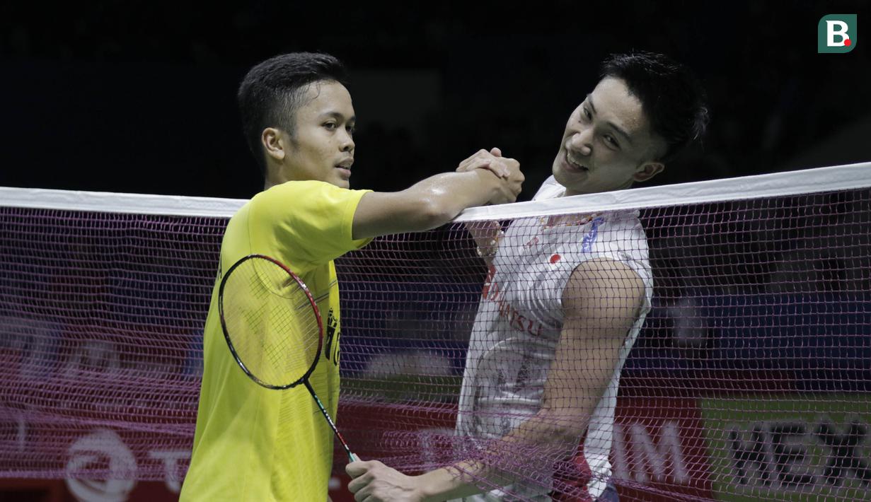 Tunggal putra Indonesia, Anthony Sinisuka Ginting, bersalaman dengan wakil Jepang, Kento Momota, pada Indonesia Open di Istora Senayan, Kamis, (5/7/2018). Anthony Ginting takluk 14-21, 15-21. (Bola.com/M Iqbal Ichsan)