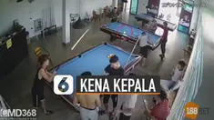 Pemuda itu menyodok bola billiard hingga keluar area permainan dan mengenai kepala pemuda lain yang sedang bermain billiard di meja lain.