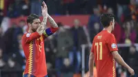 Bek Spanyol, Sergio Ramos, merayakan kemenangan atas Norwegia pada laga Kualifikasi Piala Eropa 2020 di Stadion Mestalla, Valencia, Sabtu (23/3). Spanyol menang 2-1 atas Norwegia. (AFP/Jose Jordan)