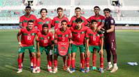 Para pemain starting XI Timnas Maroko U-17 berfoto sebelum dimulainya laga kedua Grup A Piala Dunia U-17 2023 menghadapi Timnas Ekuador U-17 di Stadion Gelora Bung Tomo (GBT), Surabaya, Senin (13/11/2023). (Bola.com/Bagaskara Lazuardi)