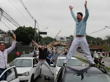 Ratusan pengemudi Uber saat unjuk rasa di Sao Paulo, Brasil (30/10). Mereka memprotes adanya aturan baru yang dibuat pemerintahannya dan dapat mengubah status mereka sama seperti taksi konvensional. (AP Photo / Andre Penner)