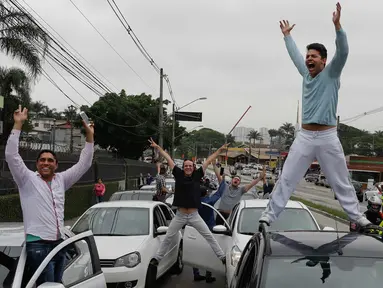 Ratusan pengemudi Uber saat unjuk rasa di Sao Paulo, Brasil (30/10). Mereka memprotes adanya aturan baru yang dibuat pemerintahannya dan dapat mengubah status mereka sama seperti taksi konvensional. (AP Photo / Andre Penner)