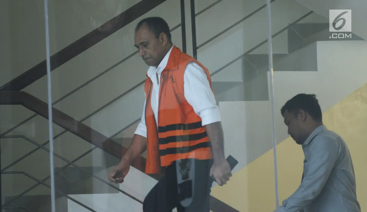 Bupati Ngada, Marianus Sae (kiri) menuju ruang pemeriksaan di Gedung KPK, Jakarta, Rabu (4/4). Marianus Sae menjadi tersangka dugaan suap sejumlah proyek di Pemkab Ngada, Nusa Tenggara Timur. (Liputan6.com/Helmi Fithriansyah)