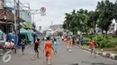 ejumlah anak bermain sepak bola di Jalan Tambak, Manggarai, Jakarta, Jumat (22/7). Minimnya lahan bermain, sejumlah anak manfaatkan jalanan untuk bermain. (Liputan6.com/Yoppy Renato)
