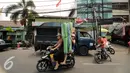 Warga KampungPulo Jakarta melakukan proses pemindahan barang mereka pasca penggusuran, Jumat (21/8/2015). Pemprov DKI Jakarta merelokasi pemukiman padat di bantaran Kali Ciliwung ke Rusunawa Jatinegara. (Liputan6.com/Helmi Fithriansyah)
